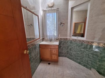 Residencia en Venta con jardines, Casa Club, GYM y Cancha de Tenis