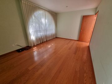 Residencia en Venta con jardines, Casa Club, GYM y Cancha de Tenis