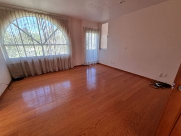 Residencia en Venta con jardines, Casa Club, GYM y Cancha de Tenis