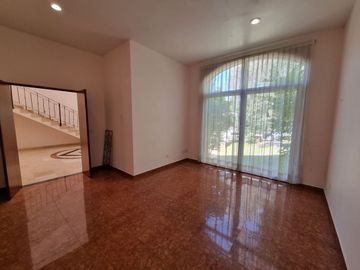 Residencia en Venta con jardines, Casa Club, GYM y Cancha de Tenis