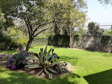 Residencia en Venta con jardines, Casa Club, GYM y Cancha de Tenis