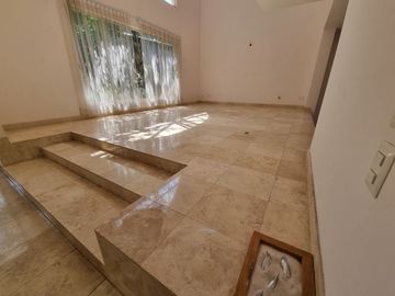 Residencia en Venta con jardines, Casa Club, GYM y Cancha de Tenis