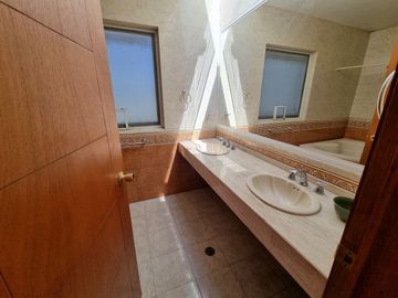 Residencia en Venta con jardines, Casa Club, GYM y Cancha de Tenis