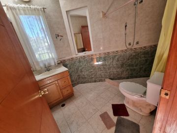 Residencia en Venta con jardines, Casa Club, GYM y Cancha de Tenis