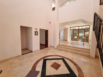 Residencia en Venta con jardines, Casa Club, GYM y Cancha de Tenis