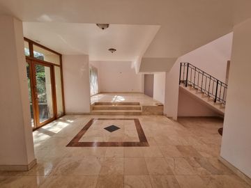 Residencia en Venta con jardines, Casa Club, GYM y Cancha de Tenis