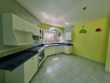 Residencia en Venta con jardines, Casa Club, GYM y Cancha de Tenis