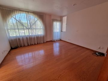 Residencia en Venta con jardines, Casa Club, GYM y Cancha de Tenis