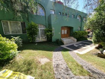Residencia en Venta con jardines, Casa Club, GYM y Cancha de Tenis