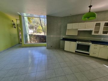 Residencia en Venta con jardines, Casa Club, GYM y Cancha de Tenis