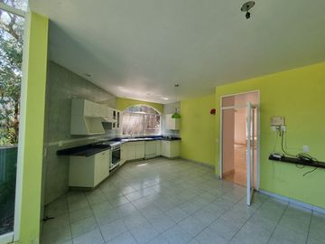 Residencia en Venta con jardines, Casa Club, GYM y Cancha de Tenis