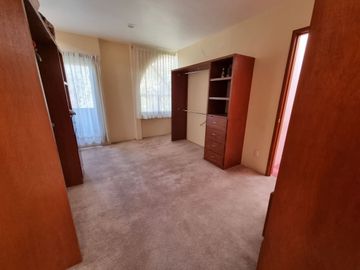 Residencia en Venta con jardines, Casa Club, GYM y Cancha de Tenis