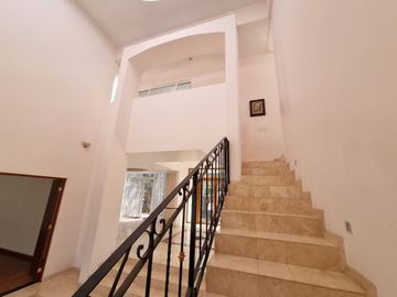 Residencia en Venta con jardines, Casa Club, GYM y Cancha de Tenis