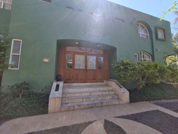 Residencia en Venta con jardines, Casa Club, GYM y Cancha de Tenis
