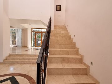 Residencia en Venta con jardines, Casa Club, GYM y Cancha de Tenis