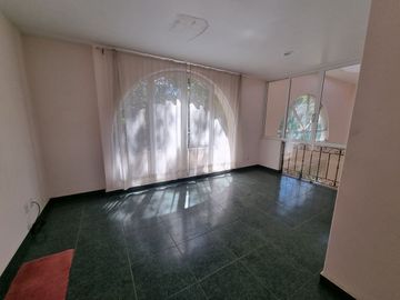 Residencia en Venta con jardines, Casa Club, GYM y Cancha de Tenis