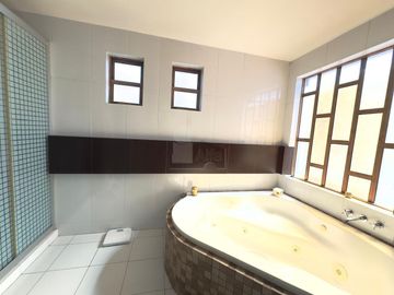 Oportunidad para inversionistas: casa con gran terreno en zona premium de Metepec