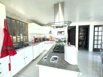 Oportunidad para inversionistas: casa con gran terreno en zona premium de Metepec