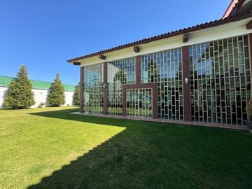 Oportunidad para inversionistas: casa con gran terreno en zona premium de Metepec