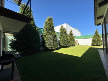 Oportunidad para inversionistas: casa con gran terreno en zona premium de Metepec