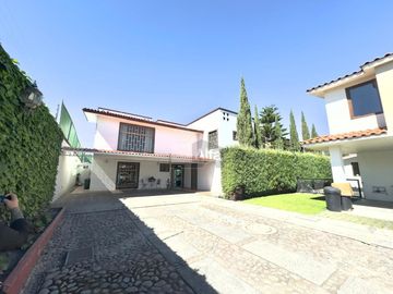 Oportunidad para inversionistas: casa con gran terreno en zona premium de Metepec