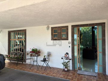 Oportunidad para inversionistas: casa con gran terreno en zona premium de Metepec
