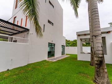 Casa en Venta con Doble Terreno - Residencial Arbolada, Cancún