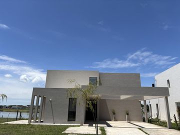 Casa a la laguna en Barrio Santa Ana Villanueva