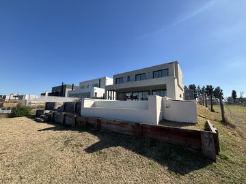 Casa a la laguna en Barrio Santa Ana Villanueva