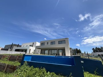 Casa a la laguna en Barrio Santa Ana Villanueva