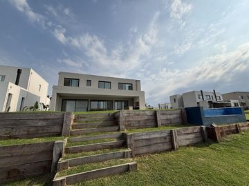 Casa a la laguna en Barrio Santa Ana Villanueva