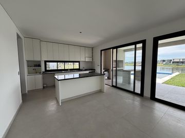 Casa a la laguna en Barrio Santa Ana Villanueva