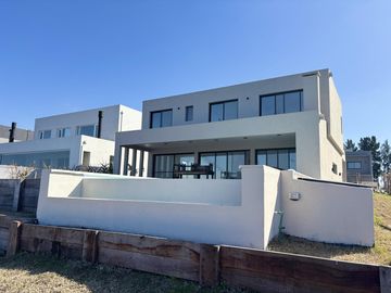 Casa a la laguna en Barrio Santa Ana Villanueva