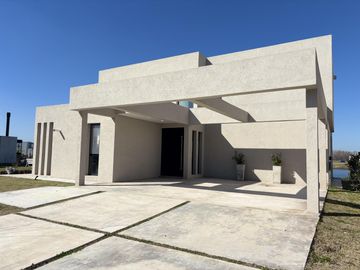 Casa a la laguna en Barrio Santa Ana Villanueva