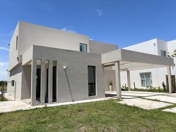 Casa a la laguna en Barrio Santa Ana Villanueva
