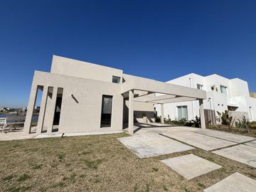 Casa a la laguna en Barrio Santa Ana Villanueva