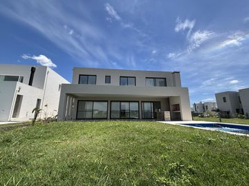 Casa a la laguna en Barrio Santa Ana Villanueva