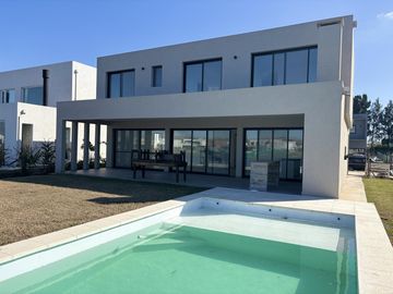 Casa a la laguna en Barrio Santa Ana Villanueva