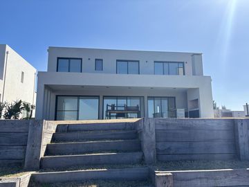 Casa a la laguna en Barrio Santa Ana Villanueva