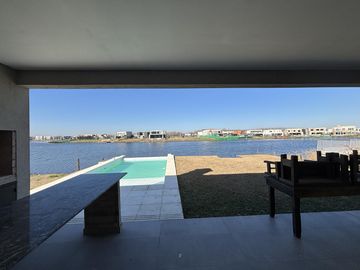 Casa a la laguna en Barrio Santa Ana Villanueva