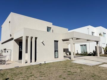 Casa a la laguna en Barrio Santa Ana Villanueva