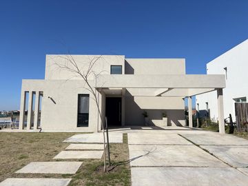 Casa a la laguna en Barrio Santa Ana Villanueva