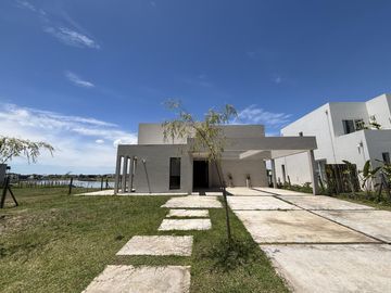 Casa a la laguna en Barrio Santa Ana Villanueva
