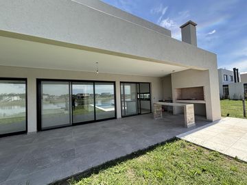 Casa a la laguna en Barrio Santa Ana Villanueva