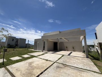 Casa a la laguna en Barrio Santa Ana Villanueva