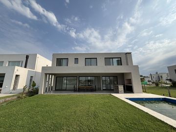 Casa a la laguna en Barrio Santa Ana Villanueva