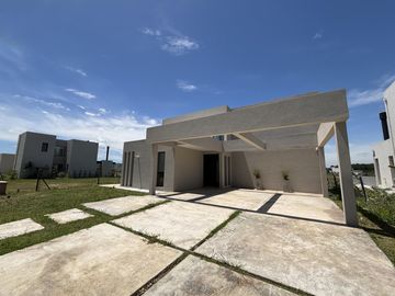 Casa a la laguna en Barrio Santa Ana Villanueva