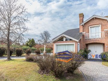 Casa a la venta en country Banco Provincia
