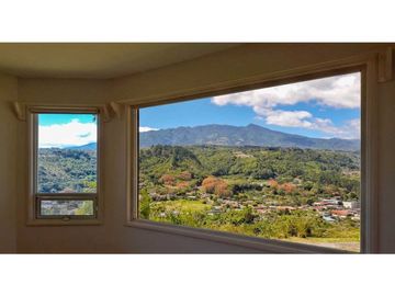 VENDO CASA CON VISTAS AL PUEBLO DE BOQUETE EN JARAMILLO