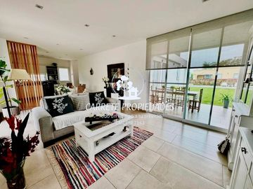 Casa en venta de 4 amb. Y pileta. Santa Elena. Pilar